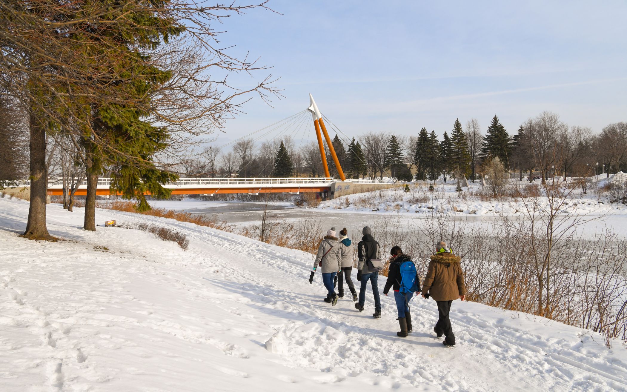Marcheurs l'hiver au parc linéaire de la rivière Saint-Charles, secteur la Limoilou